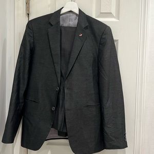 Kenneth Cole mens 2 piece suit size small never worn!